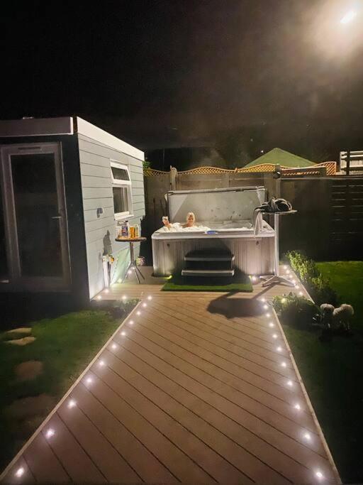 Love Lancing By The Sea With Optional Large Hot Tub Sleeps Up To 8 & Free Parkingヴィラ エクステリア 写真